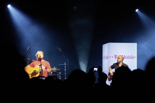 350 Fans erlebten exklusiven Akustik-Gig von Sunrise Avenue bei den T-Mobile Music Moments