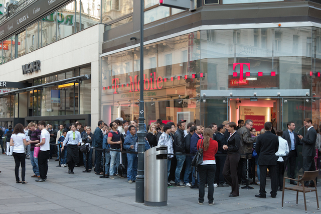 150 Fans warteten auf das Samsung Galaxy S III beim exklusiven Frühverkauf vor dem T-Mobile Shop Kärntnerstraße