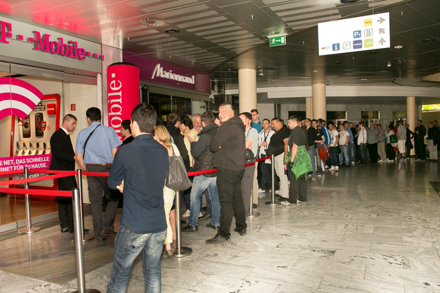 Knapp 200 begeisterte Fans beim Samsung GALAXY S 4 Frühverkauf